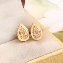 Load image into Gallery viewer, DIAMOND AND BAGUETTE 14K YELLOW GOLD PAIR SHAPE STUDS EARRING