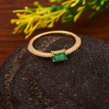 Load image into Gallery viewer, 0.14 CT DIAMOND & 14K YELLOW GOLD RING WITH EMERALD