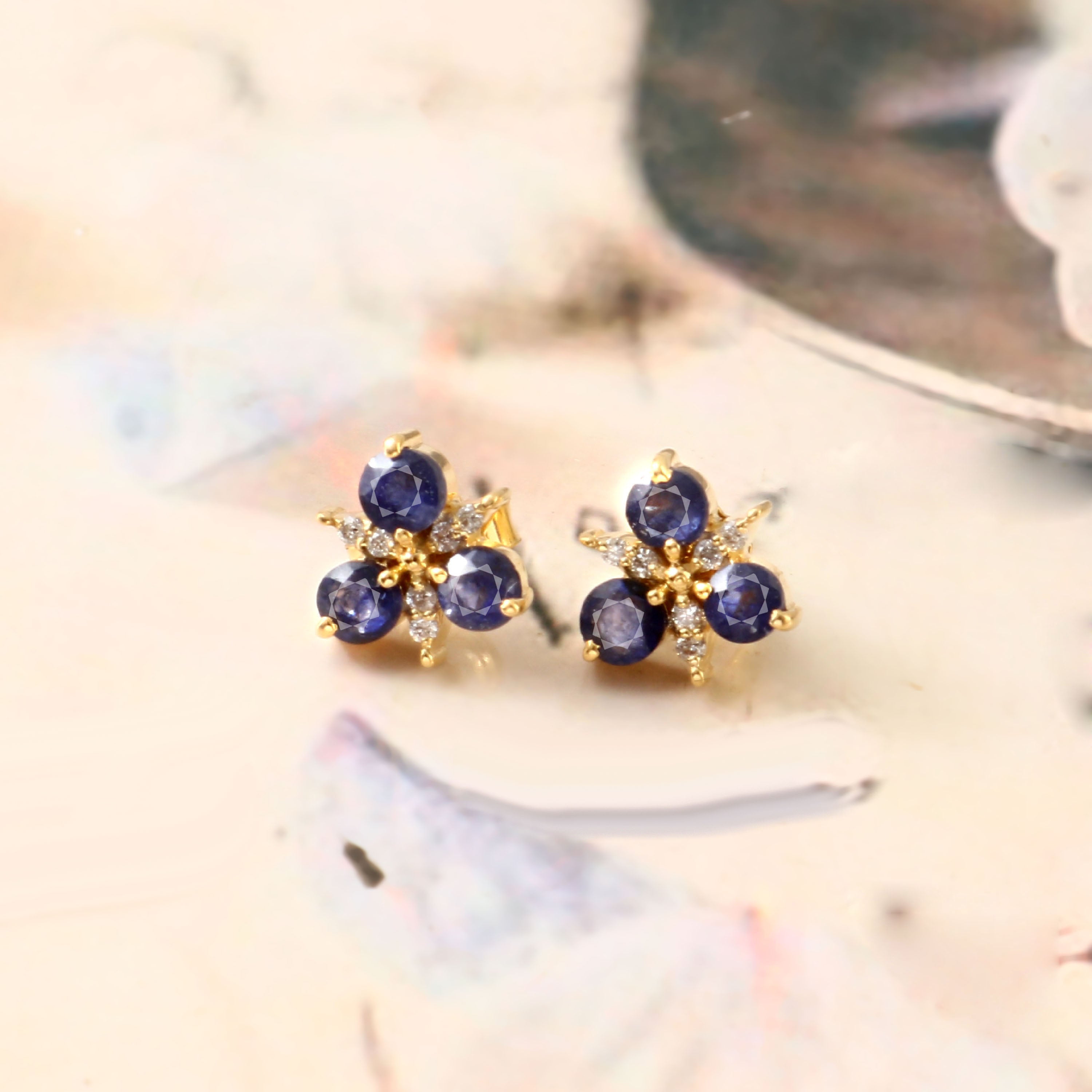0.07 CT DIAMOND & 1.00 CT BLUE SAPPHIRE 14K YELLOW GOLD STUDS