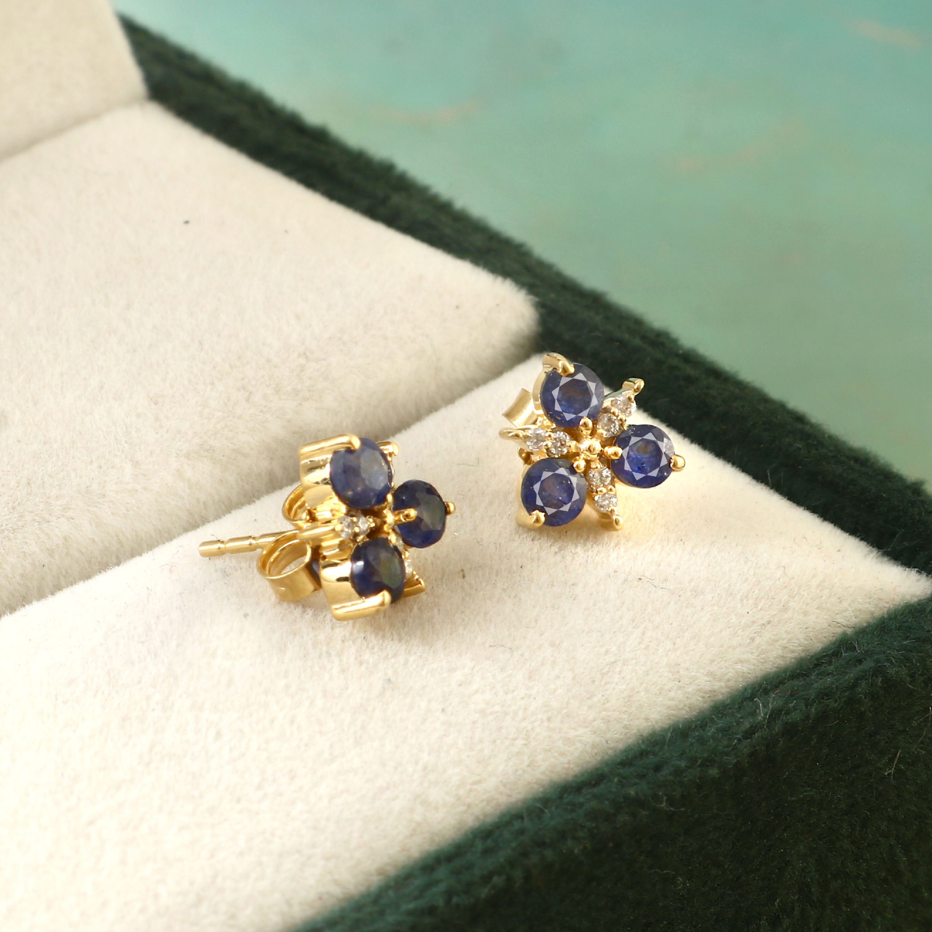0.07 CT DIAMOND & 1.00 CT BLUE SAPPHIRE 14K YELLOW GOLD STUDS