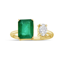 Load image into Gallery viewer, 0.33Ct Oval Diamond 2.20 Emerald Ring 18K Gold
